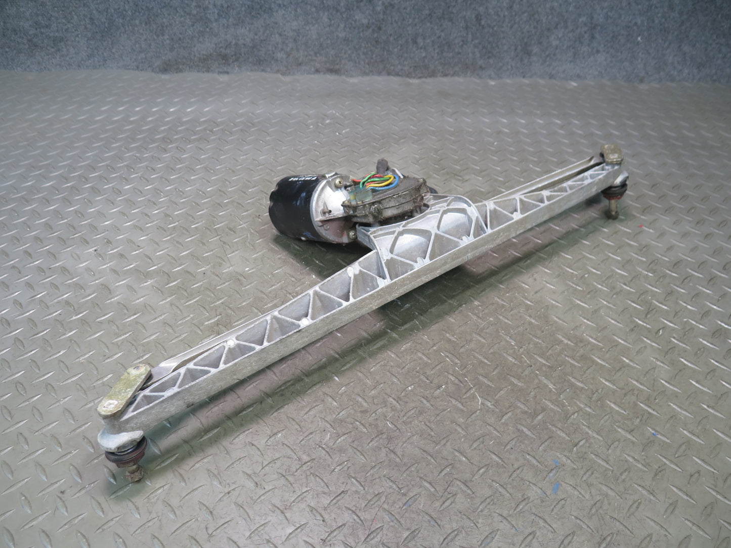 1984-1986 Porsche 928 S Front Windshield Wiper Transmission Linkage w Motor