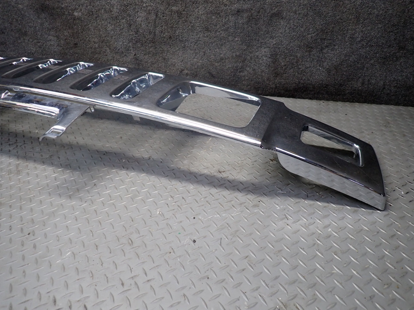 2003-2007 Hummer H2 Front Bumper Radiator Upper Chrone Grille