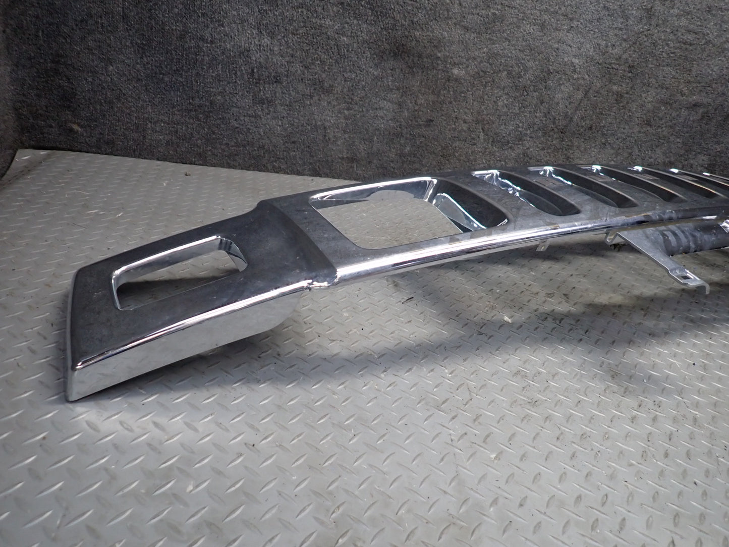 2003-2007 Hummer H2 Front Bumper Radiator Upper Chrone Grille