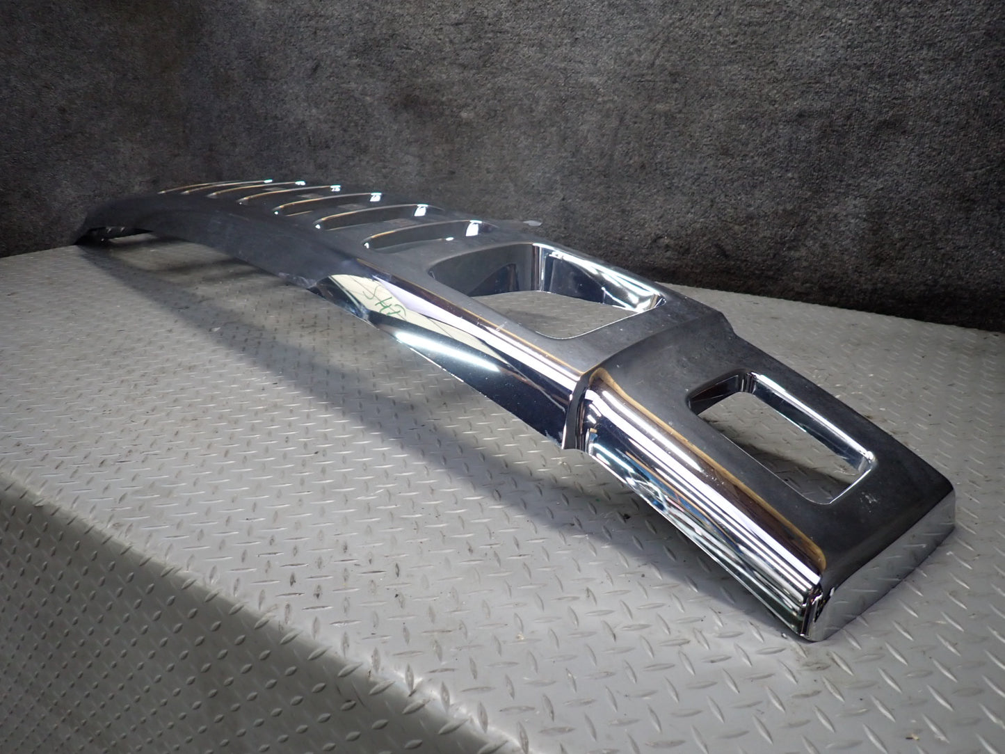 2003-2007 Hummer H2 Front Bumper Radiator Upper Chrone Grille