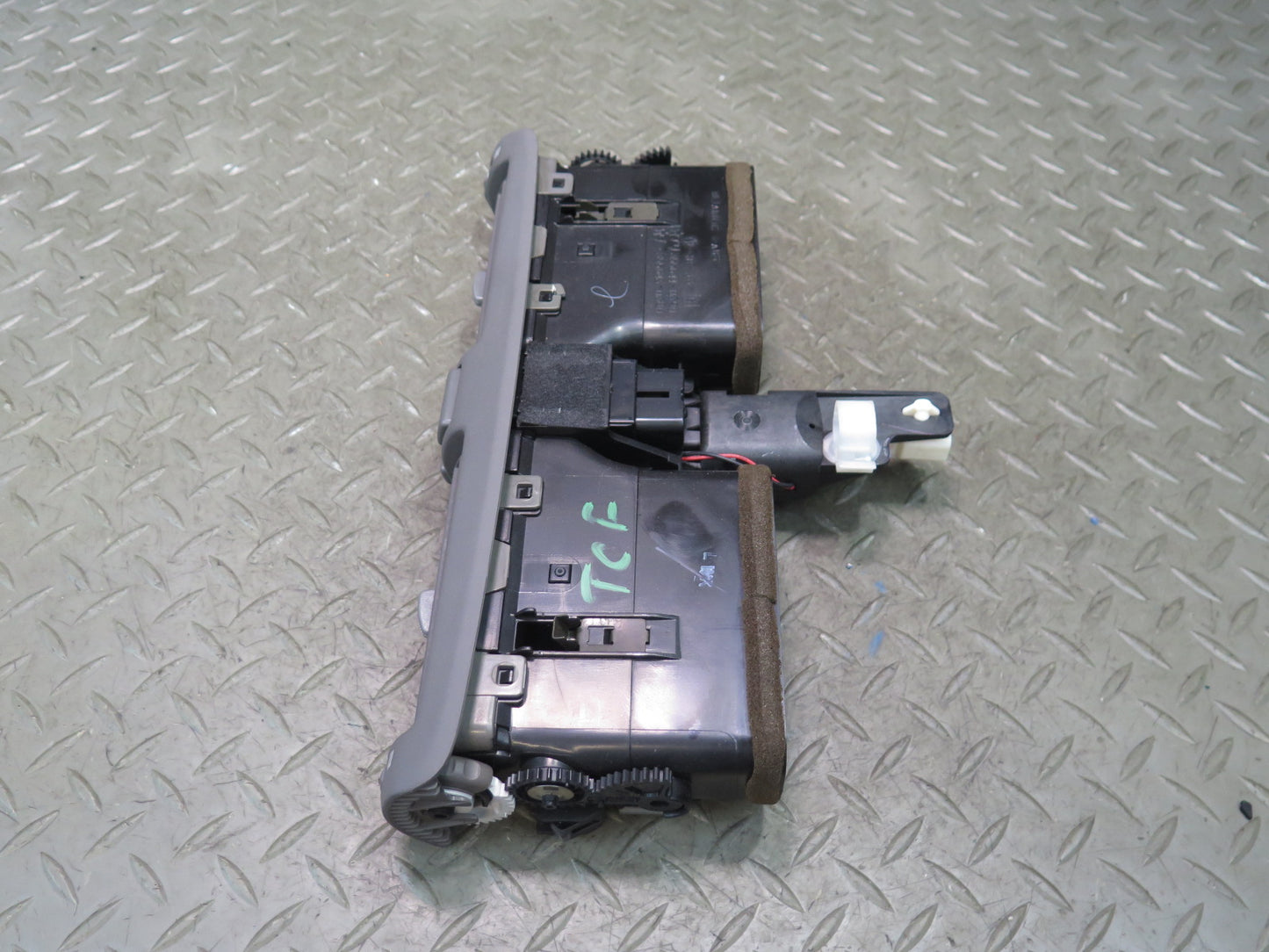 99-01 Toyota Crown JZS175 Dash Center AC Heater Air Vent w Swing Gray OEM