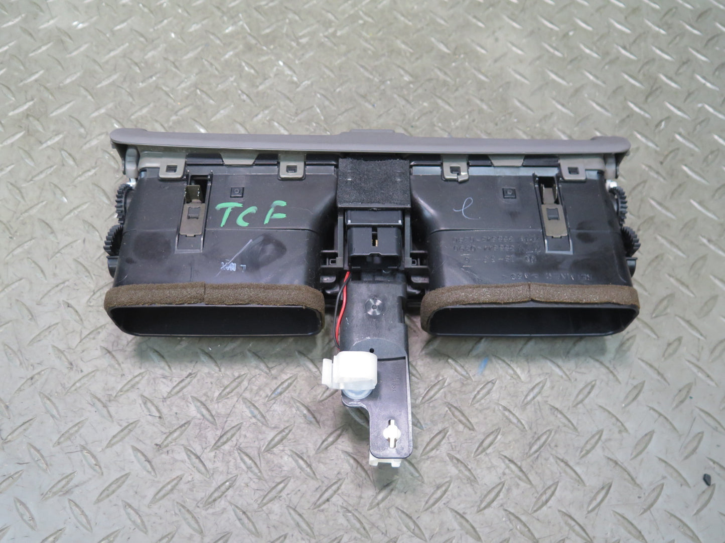 99-01 Toyota Crown JZS175 Dash Center AC Heater Air Vent w Swing Gray OEM
