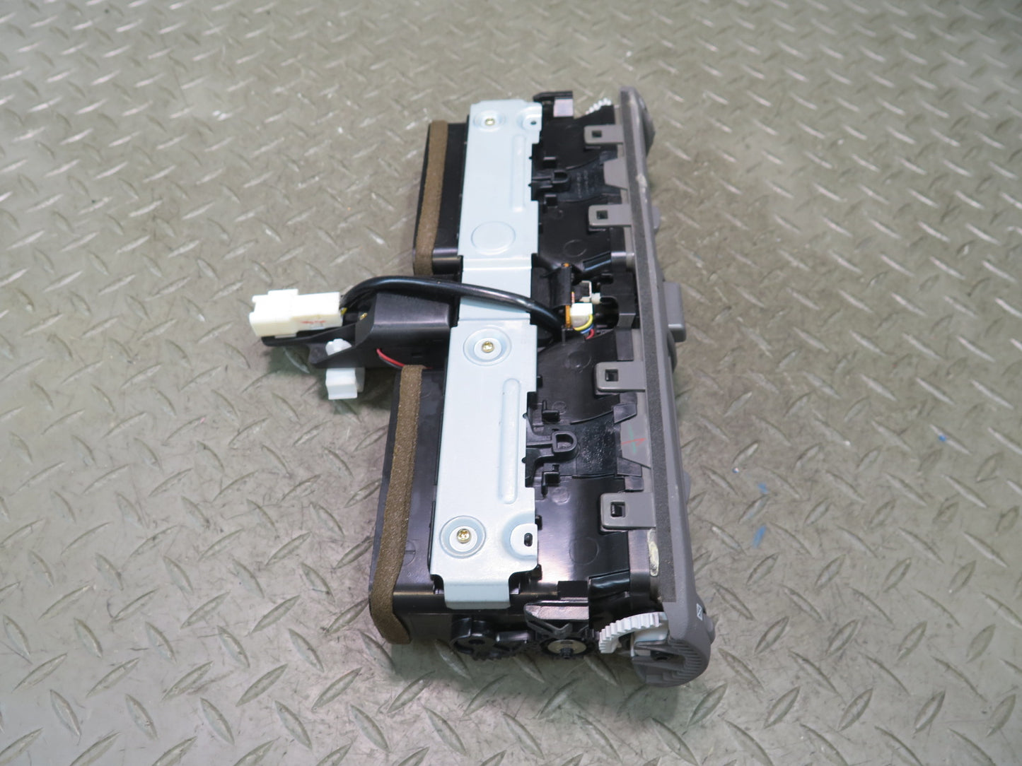 99-01 Toyota Crown JZS175 Dash Center AC Heater Air Vent w Swing Gray OEM