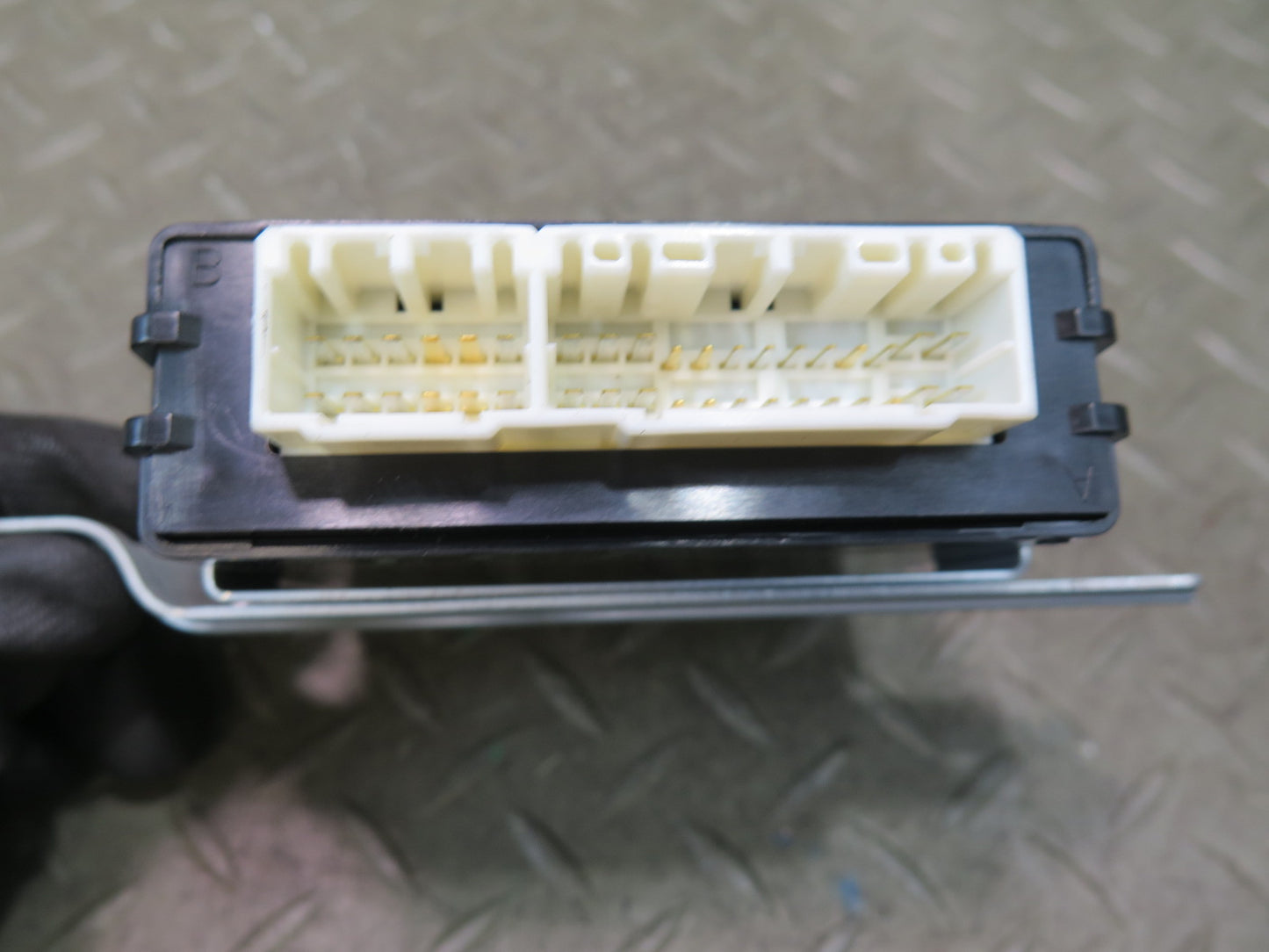 99-01 Toyota Crown JZS175 Suspension Absorber Control Module 89243-30060 OEM