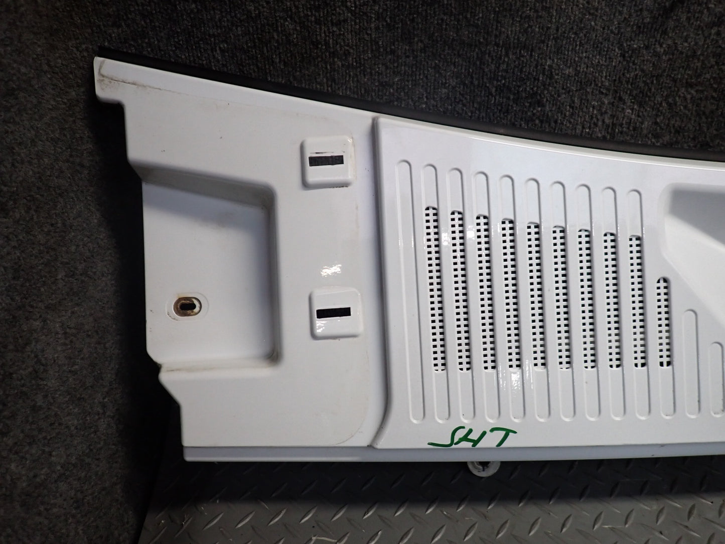 2003-2007 Hummer H2 Front Hood Cowl Vent Trim Panel 15108413
