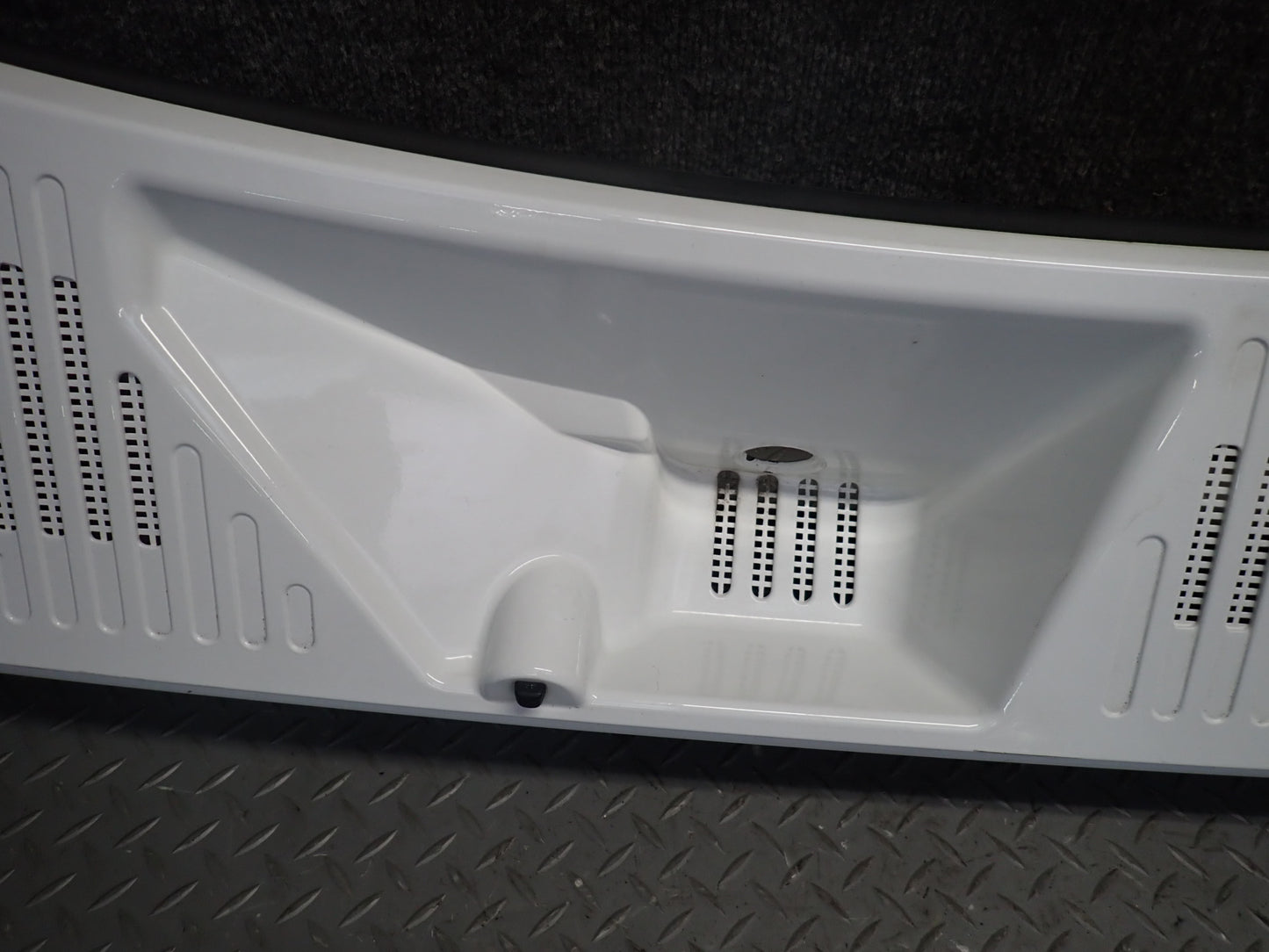2003-2007 Hummer H2 Front Hood Cowl Vent Trim Panel 15108413