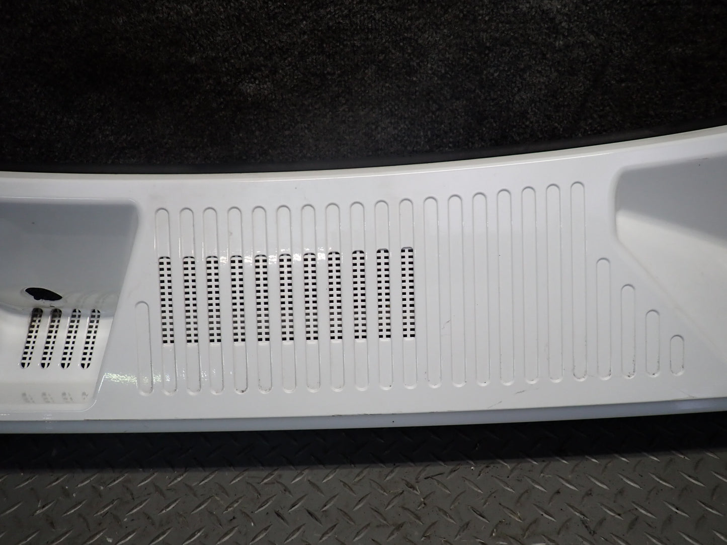 2003-2007 Hummer H2 Front Hood Cowl Vent Trim Panel 15108413