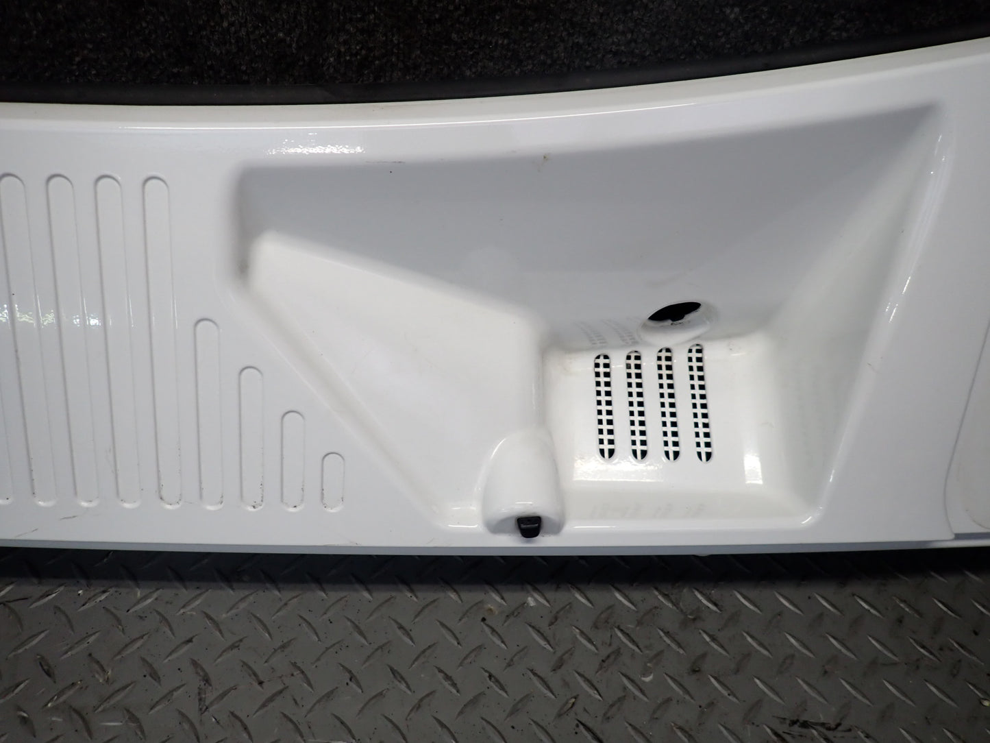 2003-2007 Hummer H2 Front Hood Cowl Vent Trim Panel 15108413