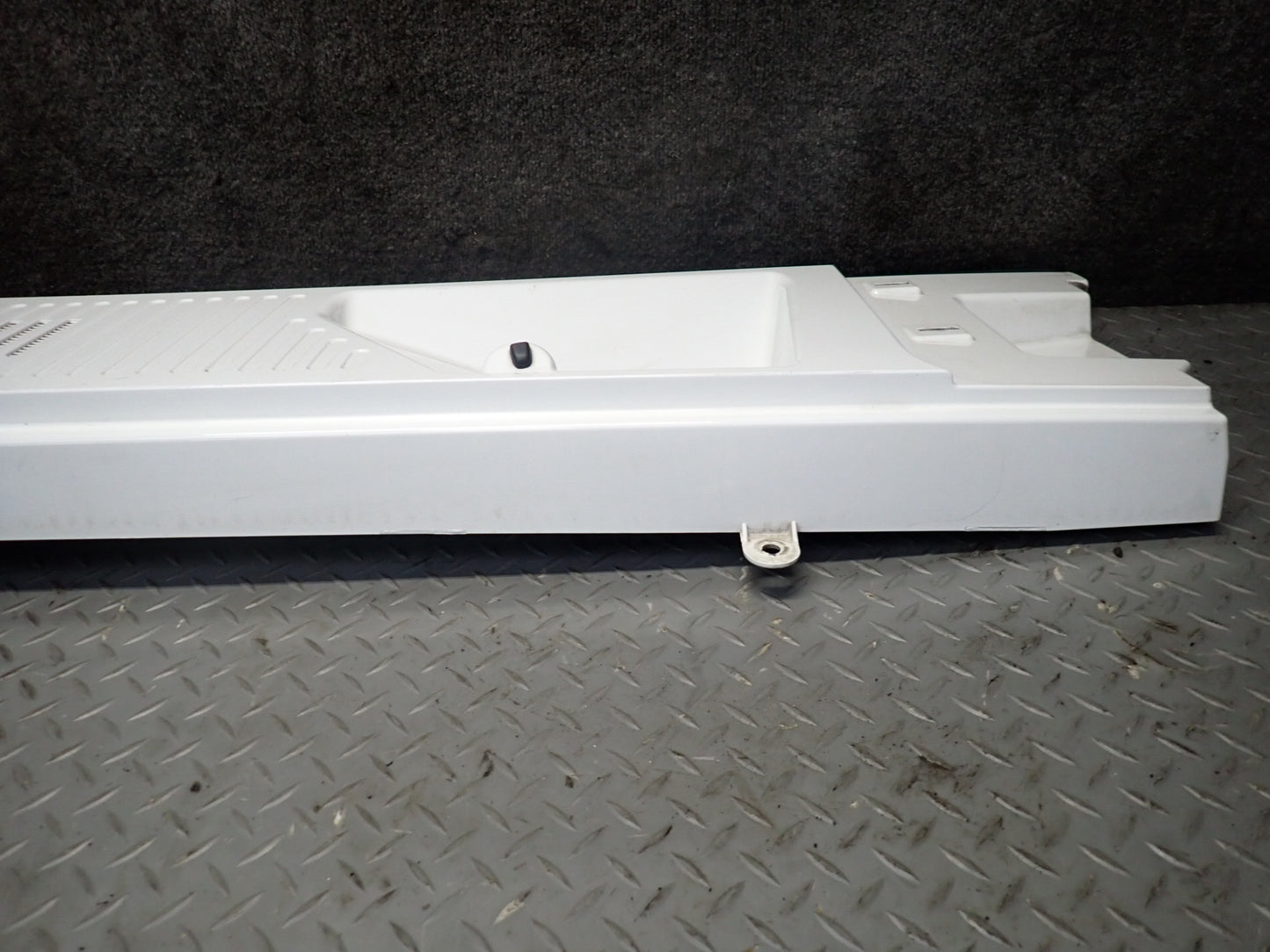 2003-2007 Hummer H2 Front Hood Cowl Vent Trim Panel 15108413