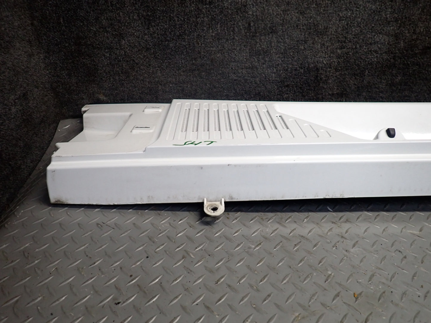 2003-2007 Hummer H2 Front Hood Cowl Vent Trim Panel 15108413