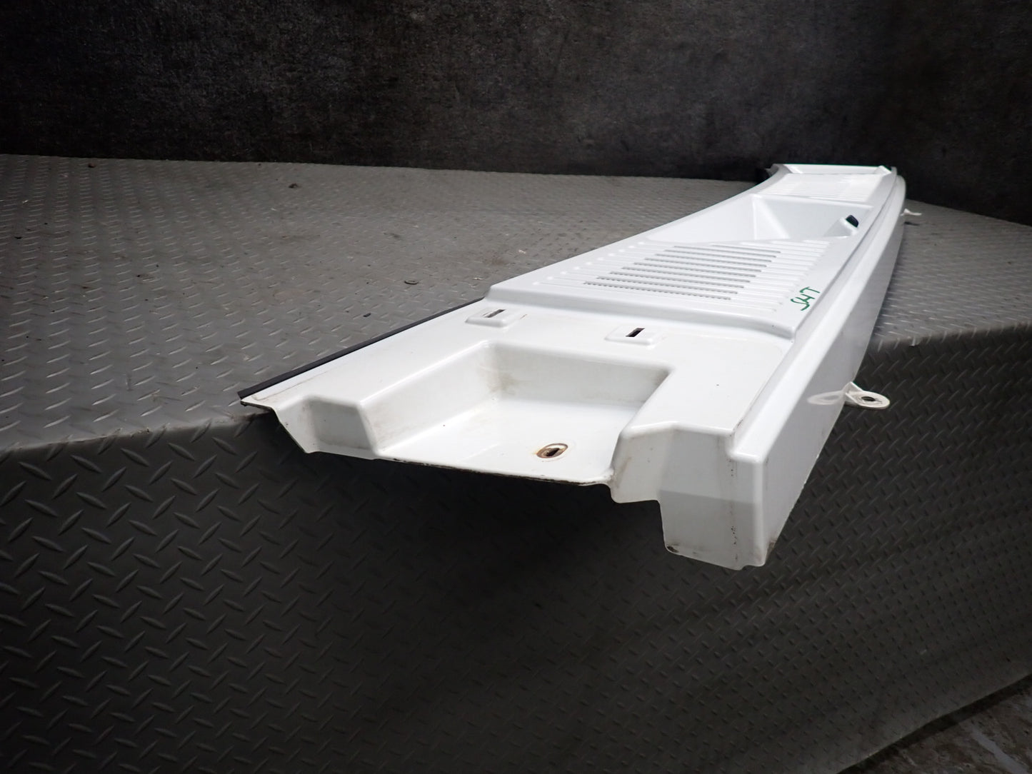 2003-2007 Hummer H2 Front Hood Cowl Vent Trim Panel 15108413