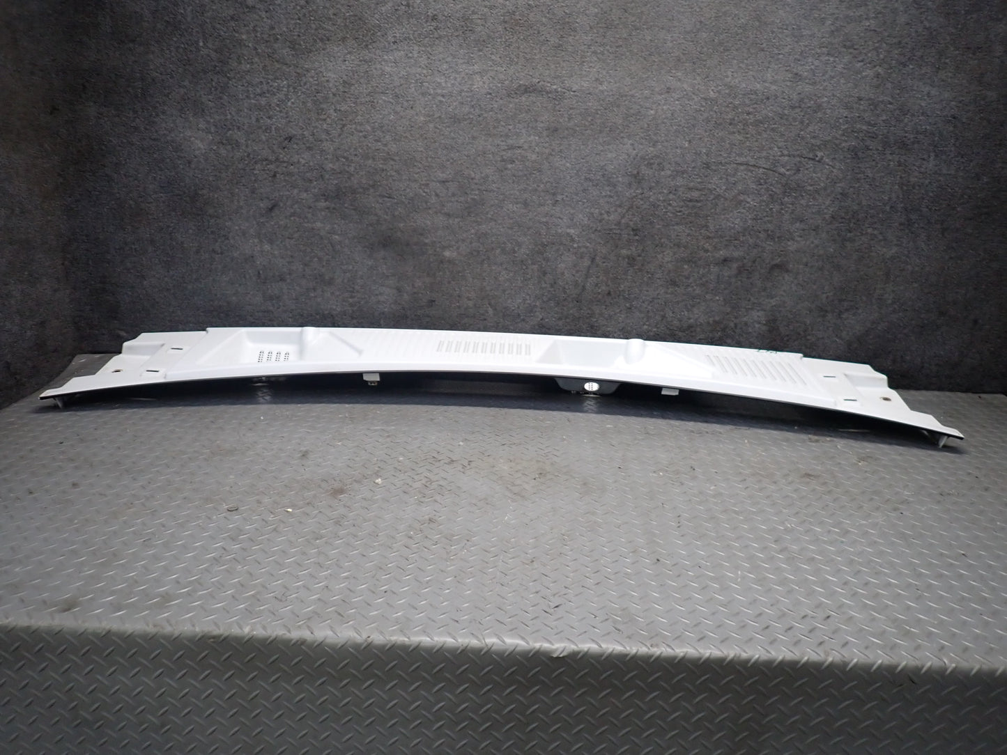 2003-2007 Hummer H2 Front Hood Cowl Vent Trim Panel 15108413