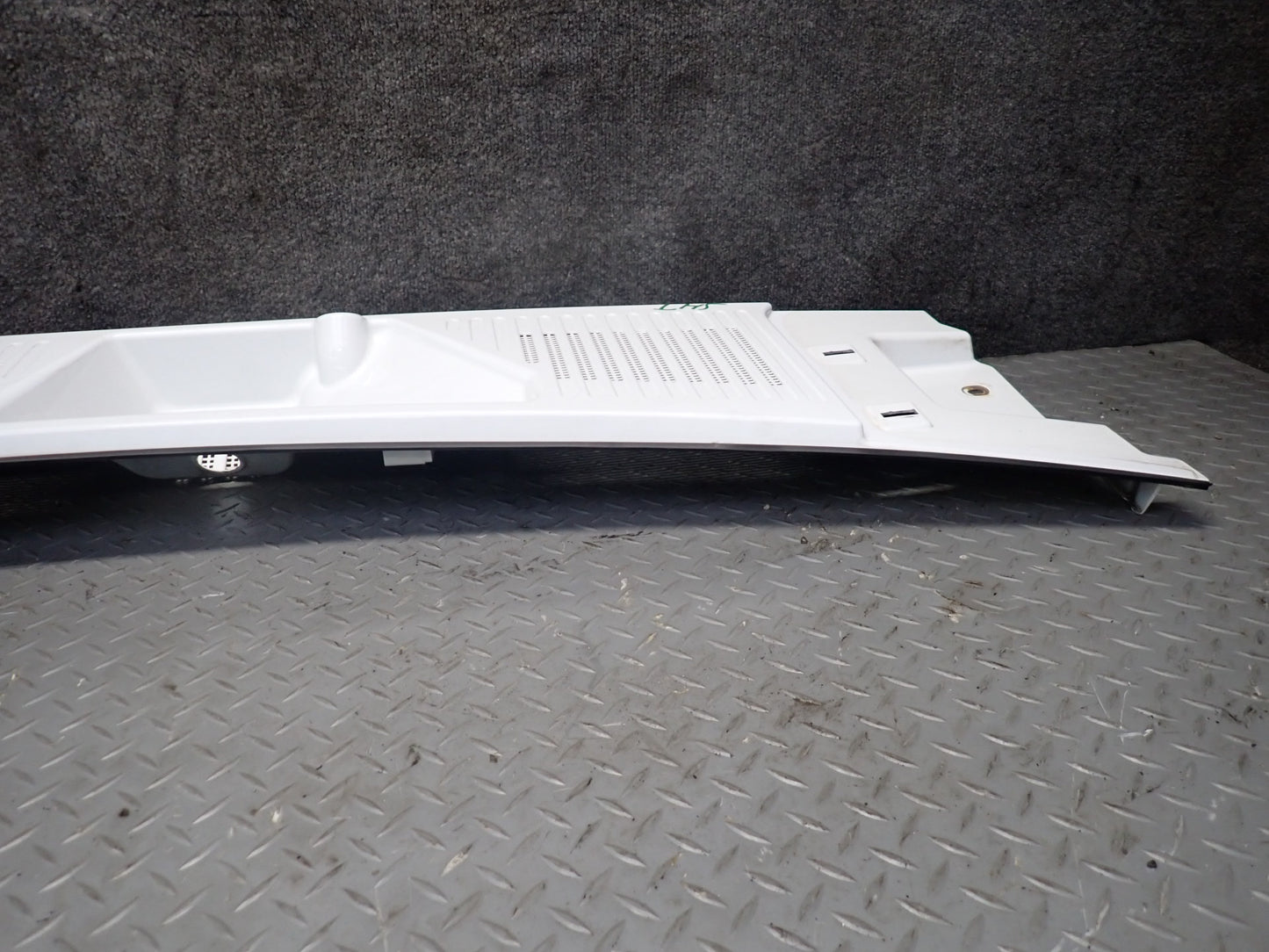 2003-2007 Hummer H2 Front Hood Cowl Vent Trim Panel 15108413