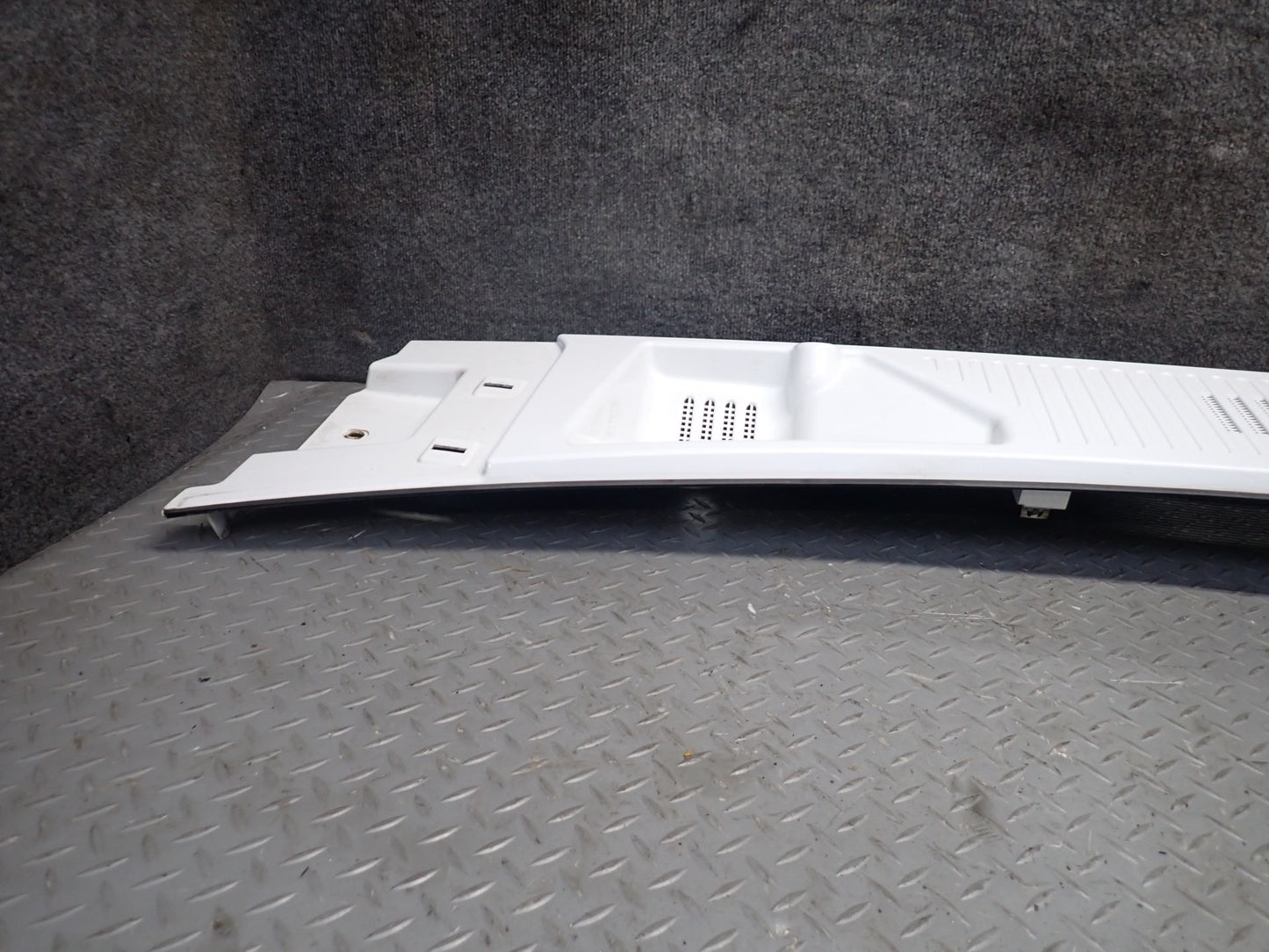 2003-2007 Hummer H2 Front Hood Cowl Vent Trim Panel 15108413