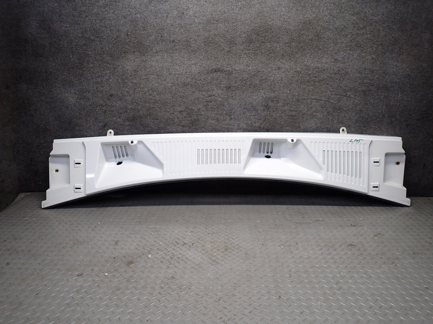 2003-2007 Hummer H2 Front Hood Cowl Vent Trim Panel 15108413