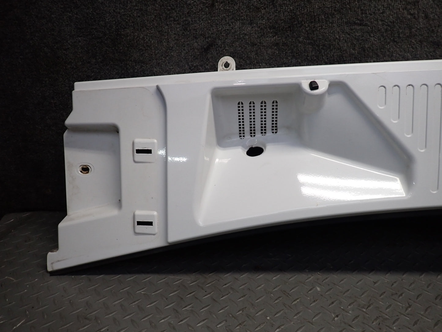 2003-2007 Hummer H2 Front Hood Cowl Vent Trim Panel 15108413