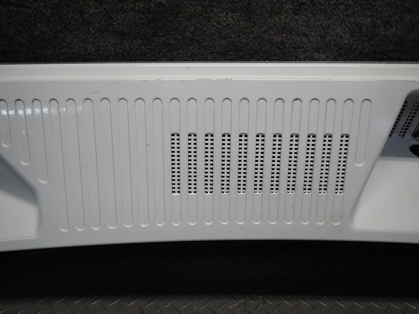 2003-2007 Hummer H2 Front Hood Cowl Vent Trim Panel 15108413