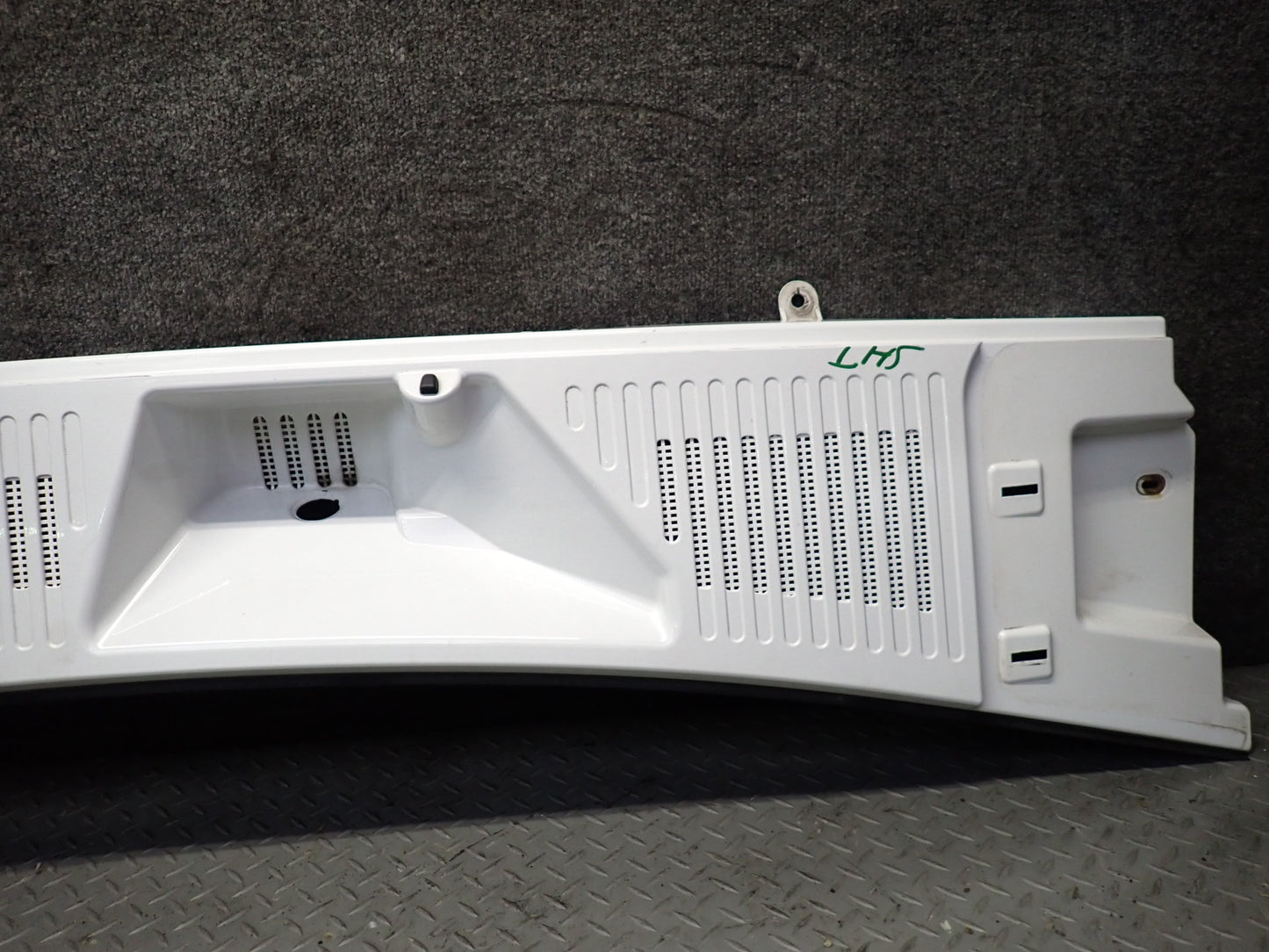 2003-2007 Hummer H2 Front Hood Cowl Vent Trim Panel 15108413