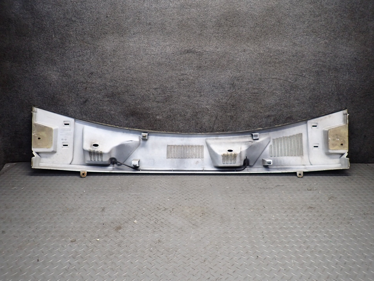 2003-2007 Hummer H2 Front Hood Cowl Vent Trim Panel 15108413