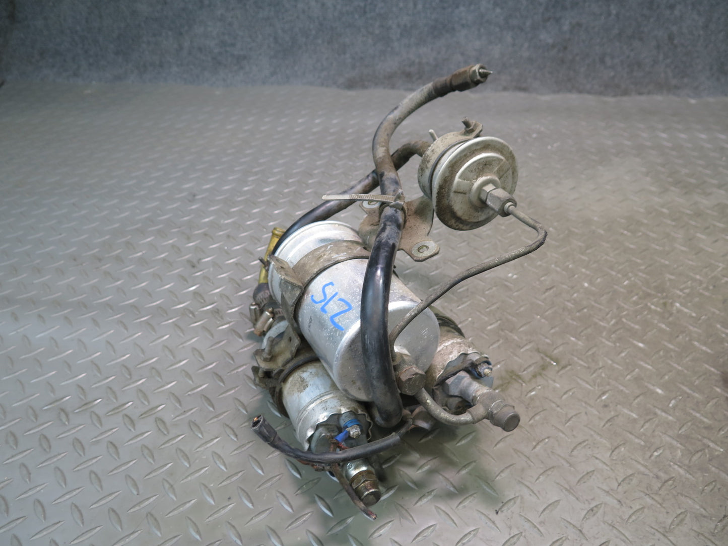 86-89 Mercedes R107 560SL Fuel Filter & Pump Assembly w Bracket OEM