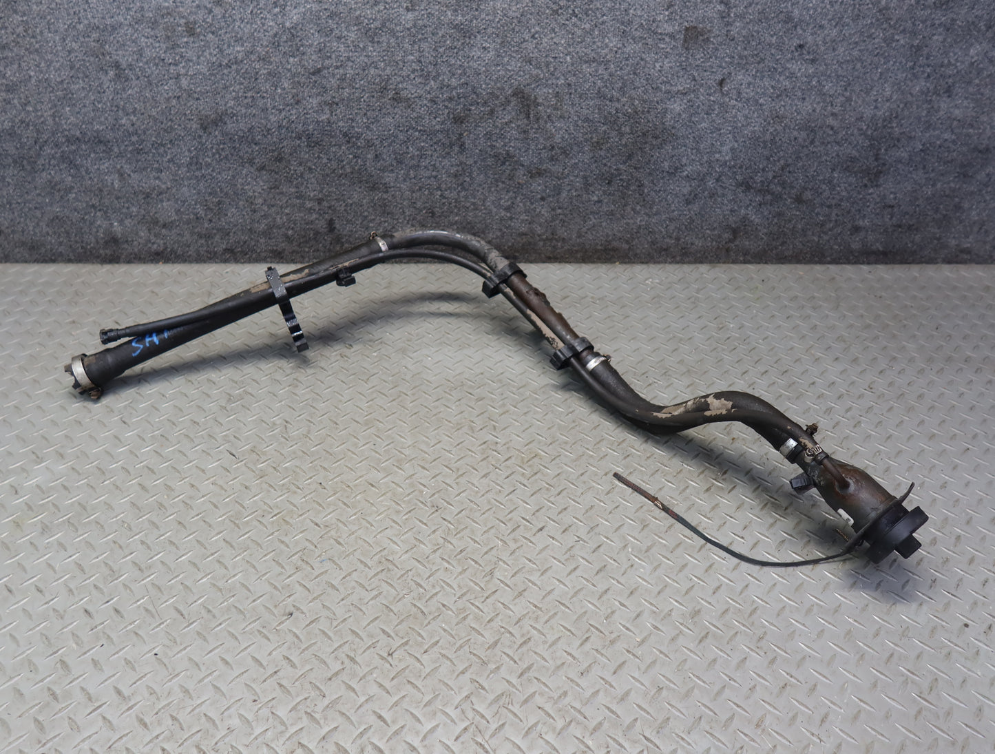 2004-2007 Hummer H2 Fuel Tank Filler Neck Pipe Line 15125310