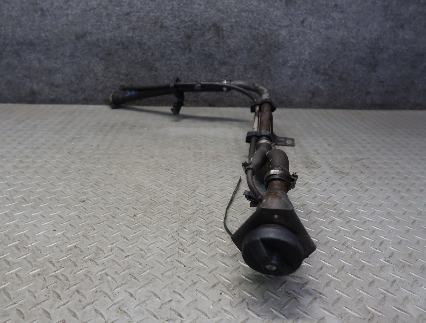 2004-2007 Hummer H2 Fuel Tank Filler Neck Pipe Line 15125310