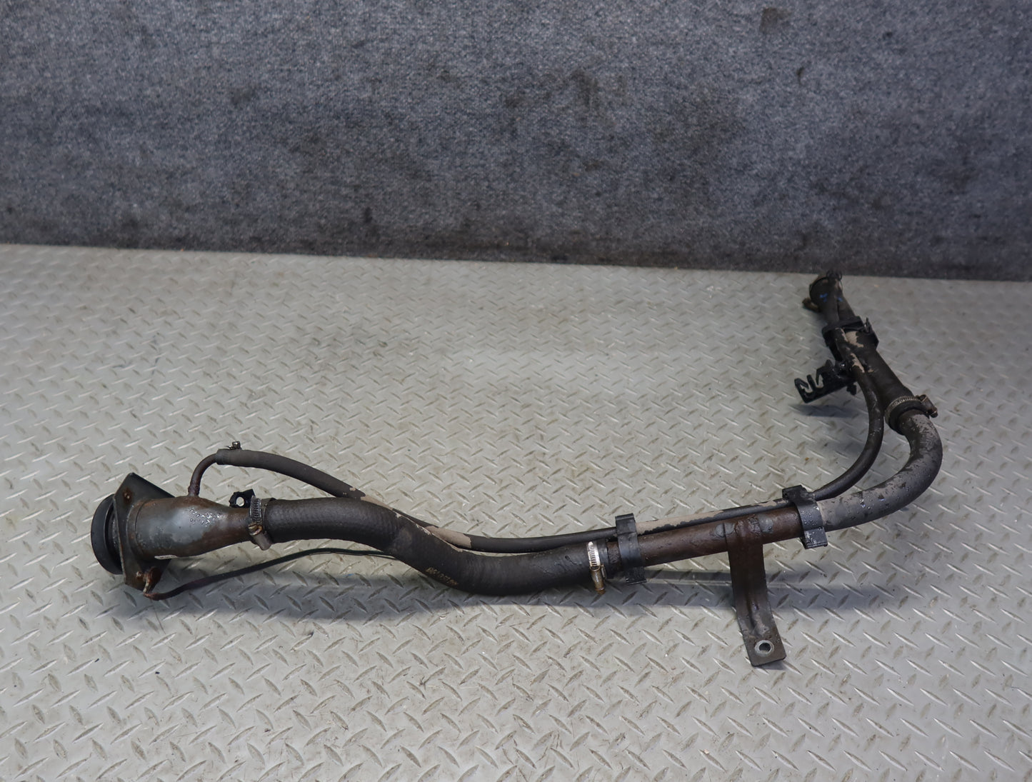 2004-2007 Hummer H2 Fuel Tank Filler Neck Pipe Line 15125310