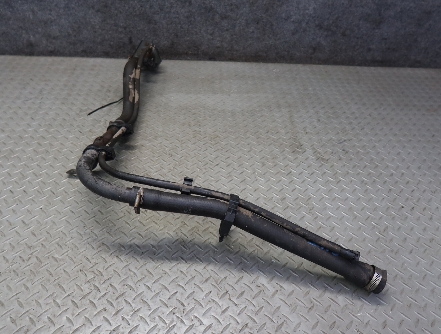 2004-2007 Hummer H2 Fuel Tank Filler Neck Pipe Line 15125310