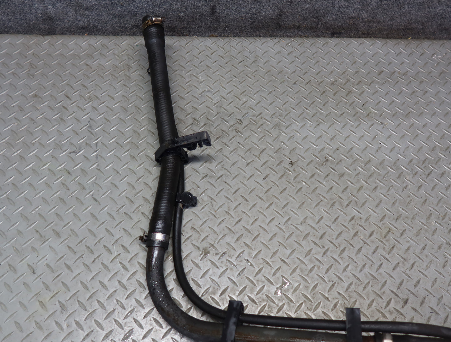 2004-2007 Hummer H2 Fuel Tank Filler Neck Pipe Line 15125310