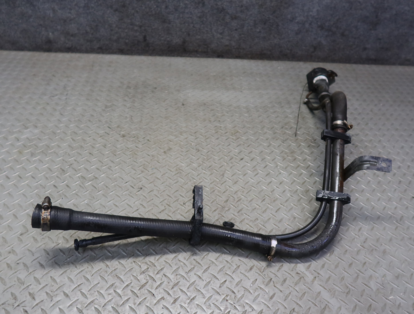 2004-2007 Hummer H2 Fuel Tank Filler Neck Pipe Line 15125310