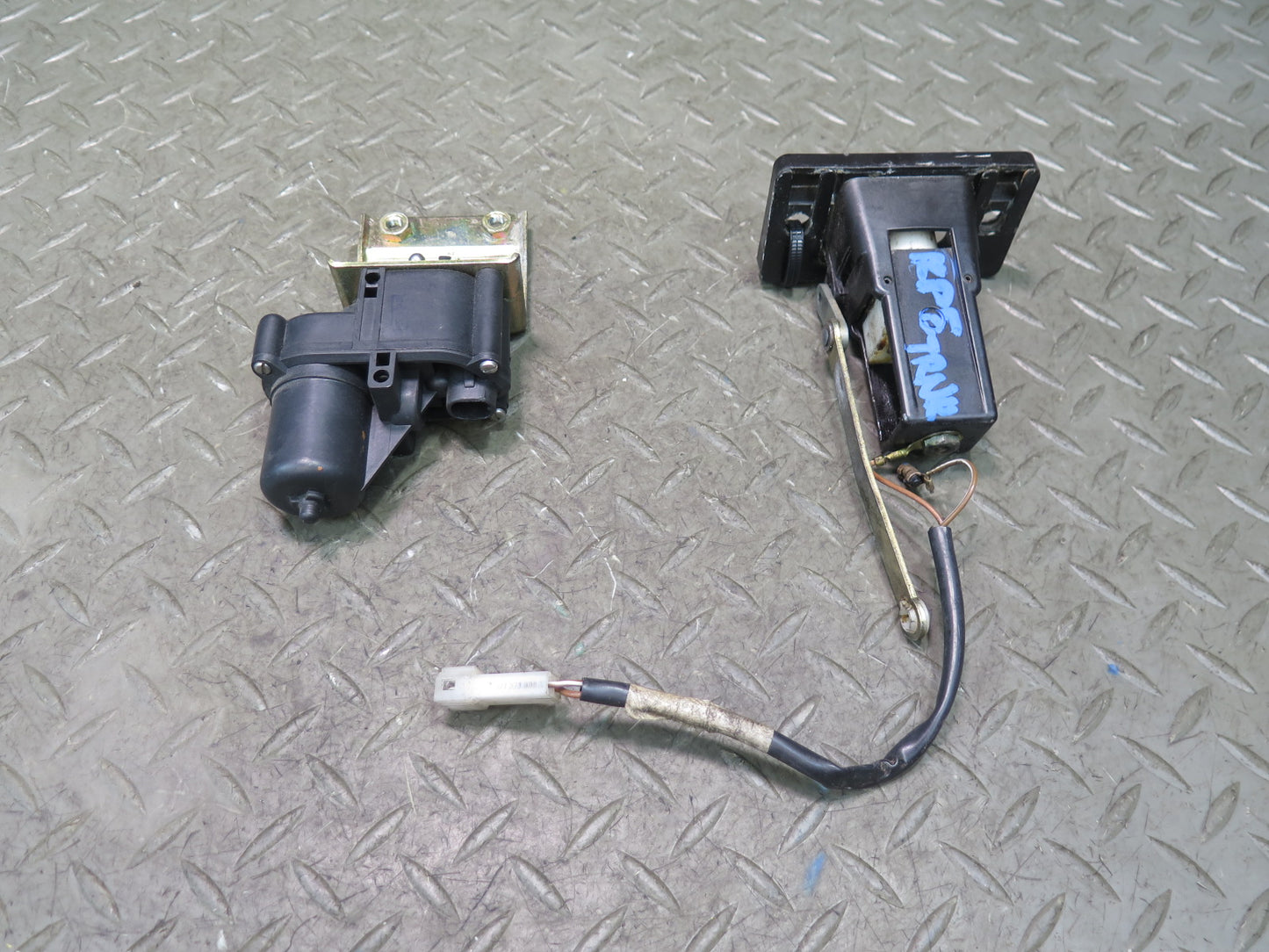 1984-1986 Porsche 928 Rear Trunk Hatch Lock Latch Receiver w Actuator Motor