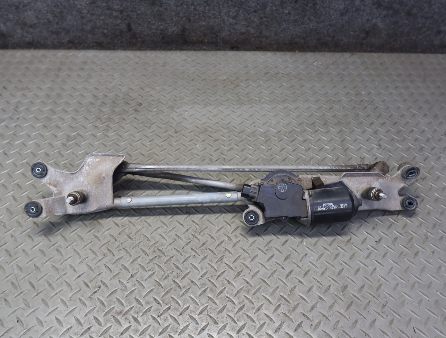99-01 Toyota Crown JZS175 RHD Windshield Wiper Transmission Linkage w Motor OEM