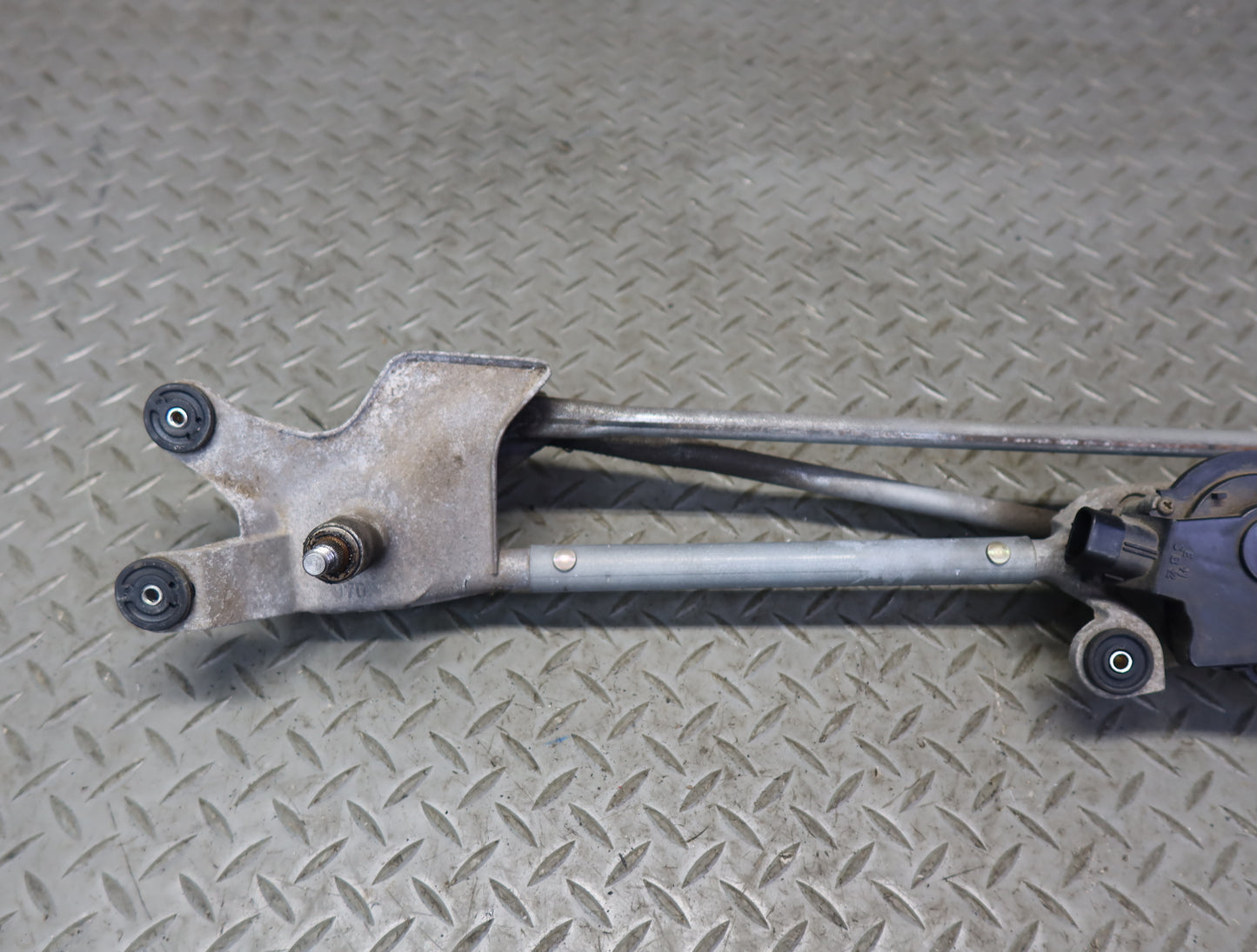 99-01 Toyota Crown JZS175 RHD Windshield Wiper Transmission Linkage w Motor OEM