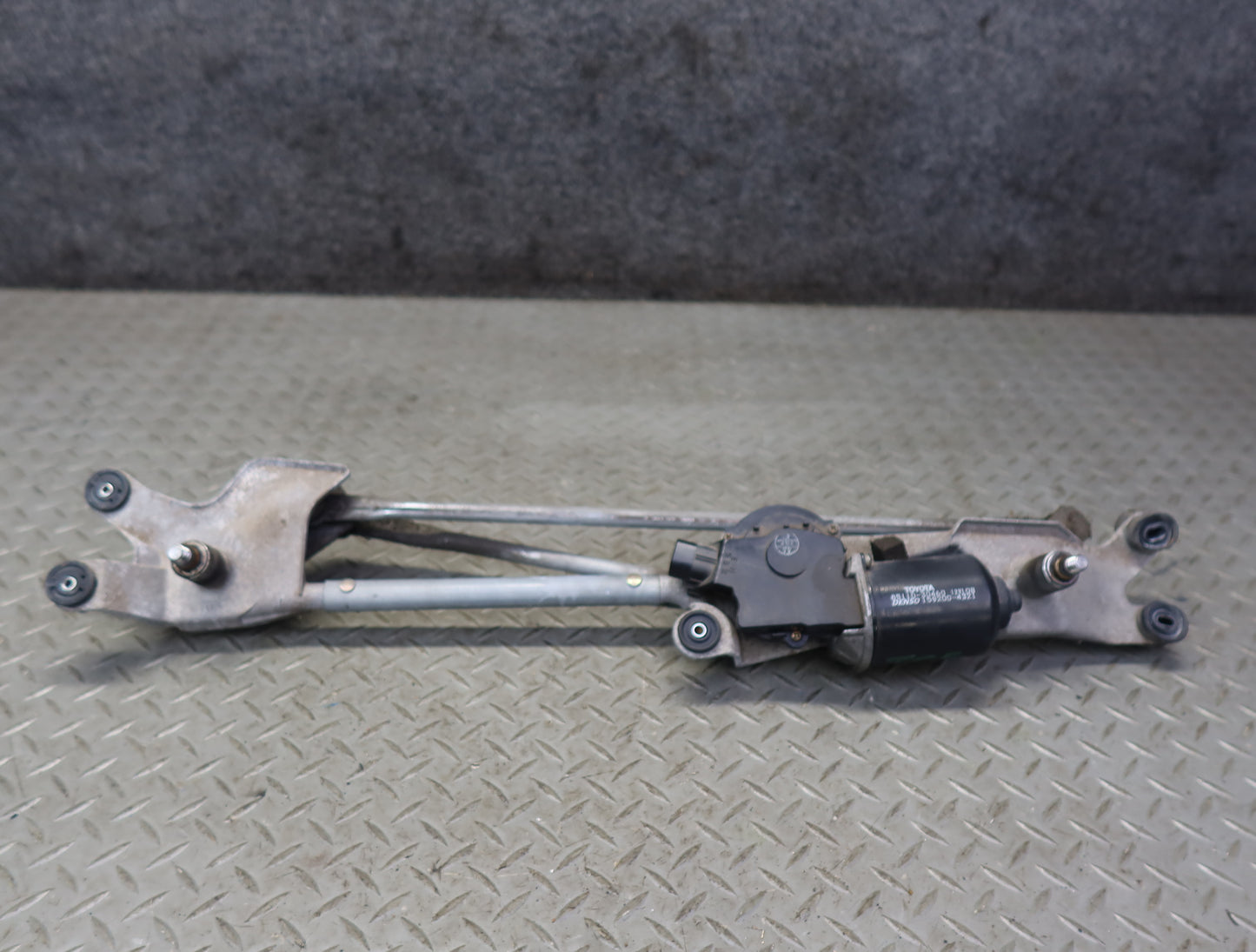 99-01 Toyota Crown JZS175 RHD Windshield Wiper Transmission Linkage w Motor OEM