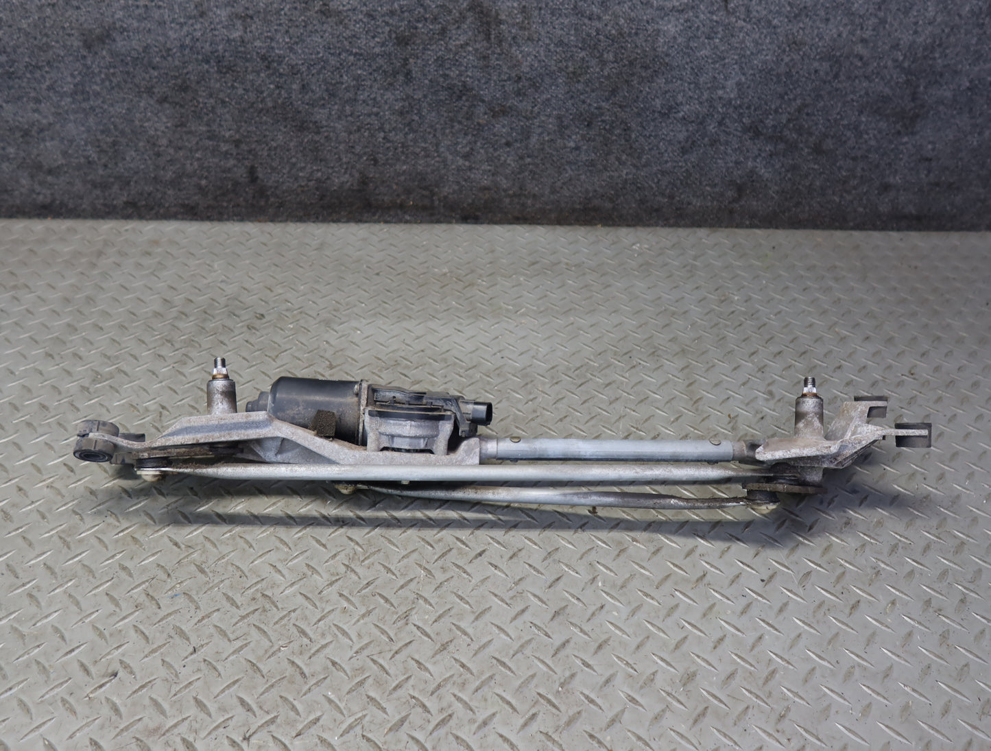 99-01 Toyota Crown JZS175 RHD Windshield Wiper Transmission Linkage w Motor OEM