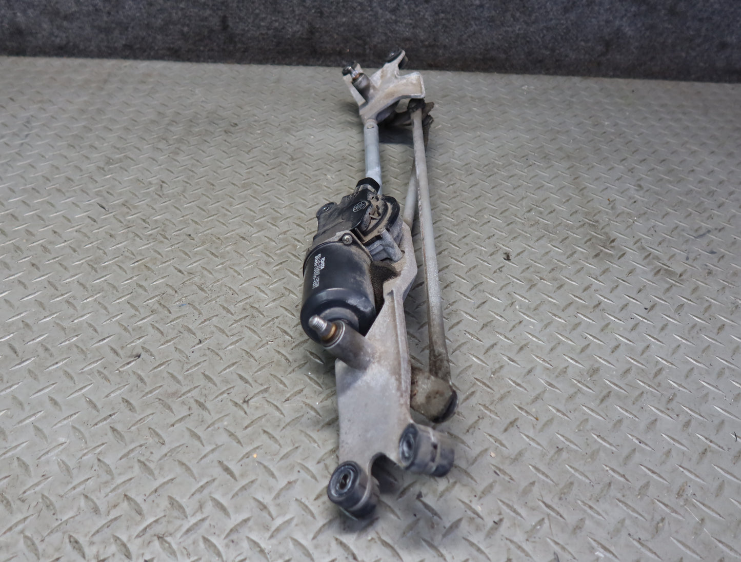 99-01 Toyota Crown JZS175 RHD Windshield Wiper Transmission Linkage w Motor OEM