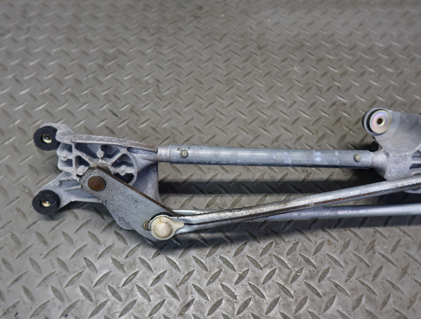 99-01 Toyota Crown JZS175 RHD Windshield Wiper Transmission Linkage w Motor OEM
