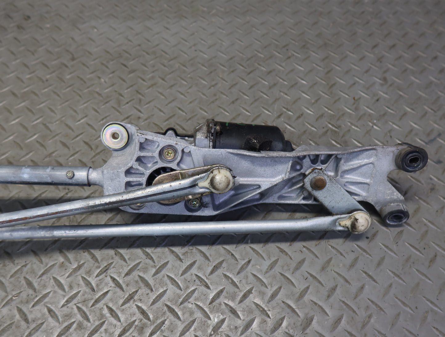 99-01 Toyota Crown JZS175 RHD Windshield Wiper Transmission Linkage w Motor OEM