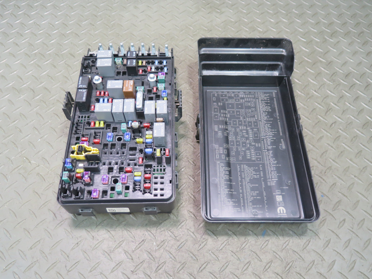 2018 Jeep Wrangler JL 3.6L Engine Bay Fuse Relay Box Module 68298935AD OEM
