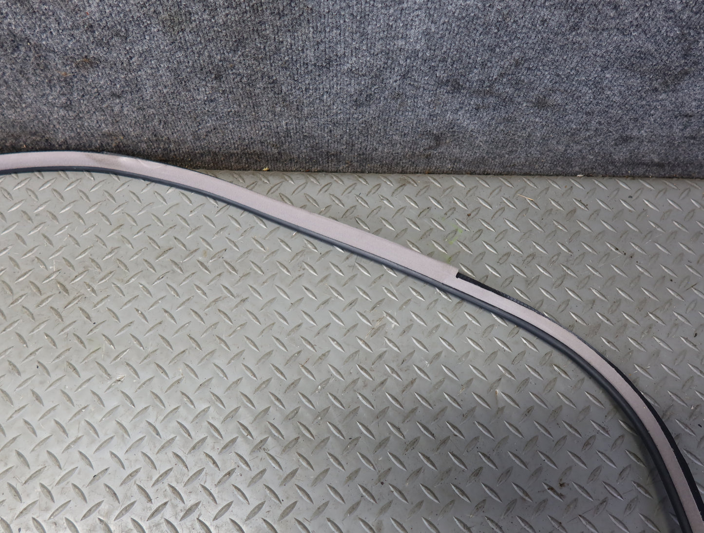 99-01 Toyota Crown JZS175 Front Left Door Weatherstrip Rubber Seal Gasket OEM
