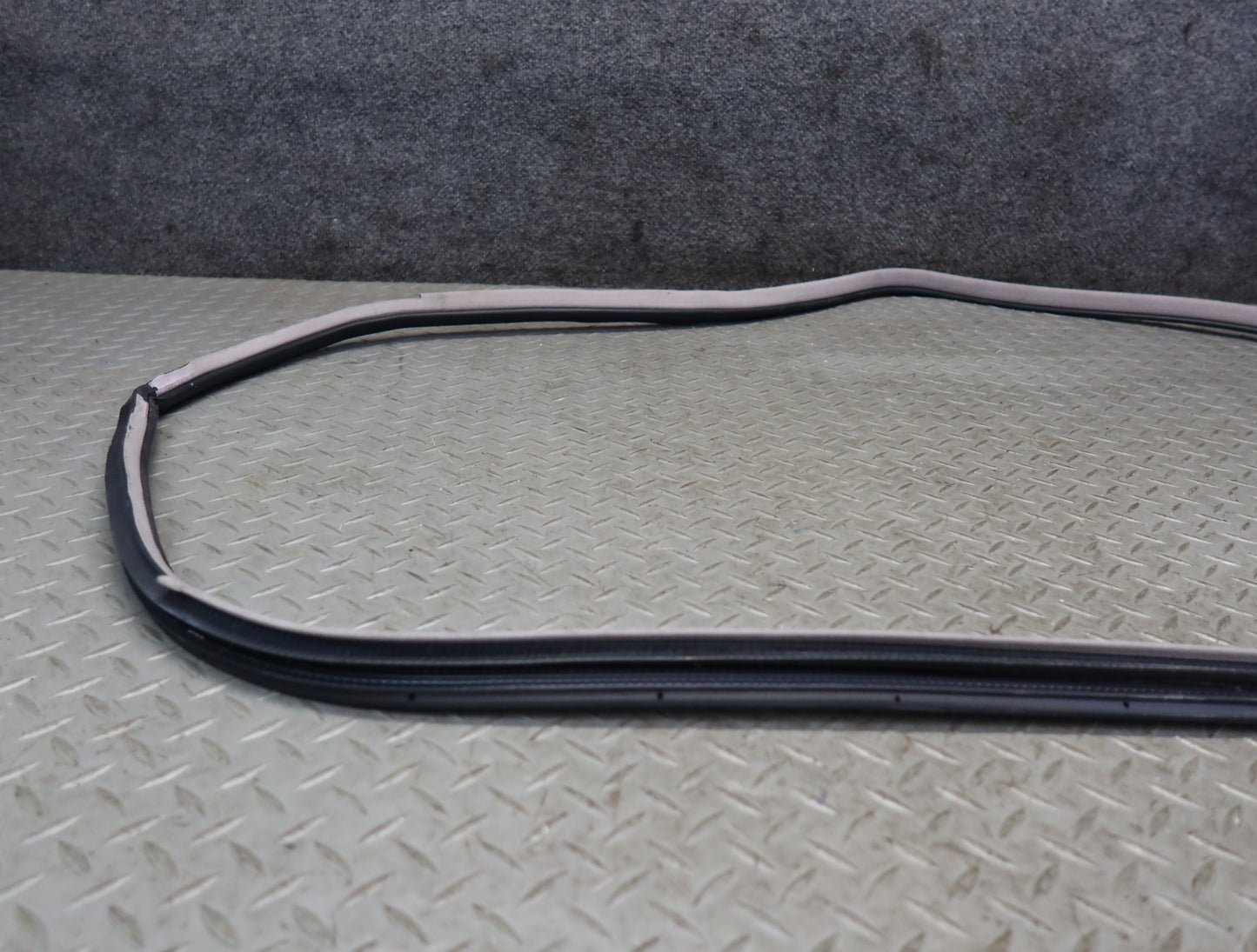 99-01 Toyota Crown JZS175 Rear Left Door Weatherstrip Rubber Seal Gasket OEM
