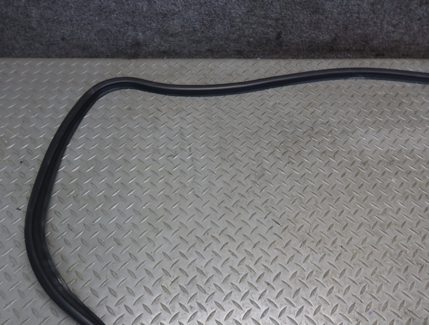 99-01 Toyota Crown JZS175 Rear Trunk Lid Weatherstrip Rubber Seal OEM