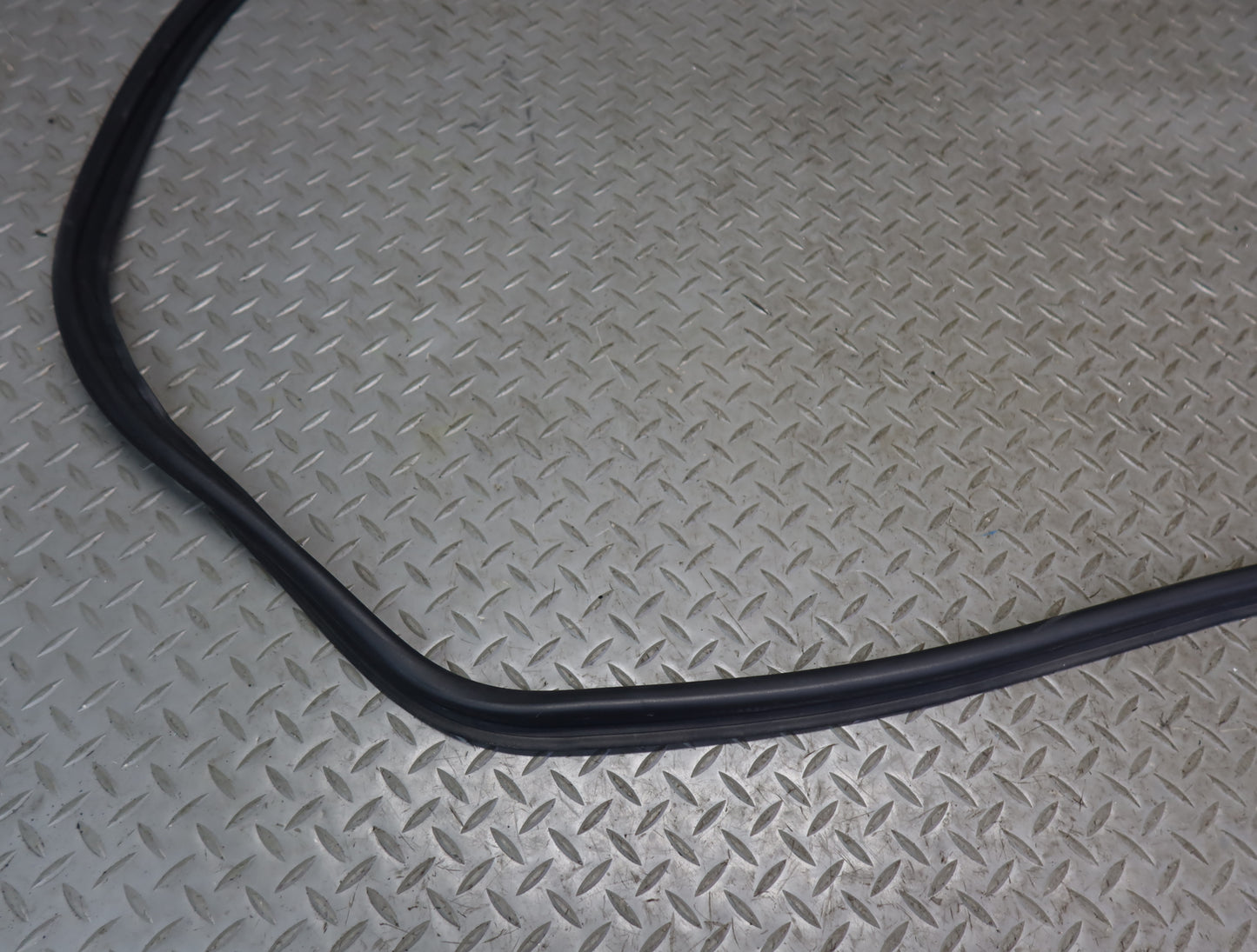 99-01 Toyota Crown JZS175 Rear Trunk Lid Weatherstrip Rubber Seal OEM