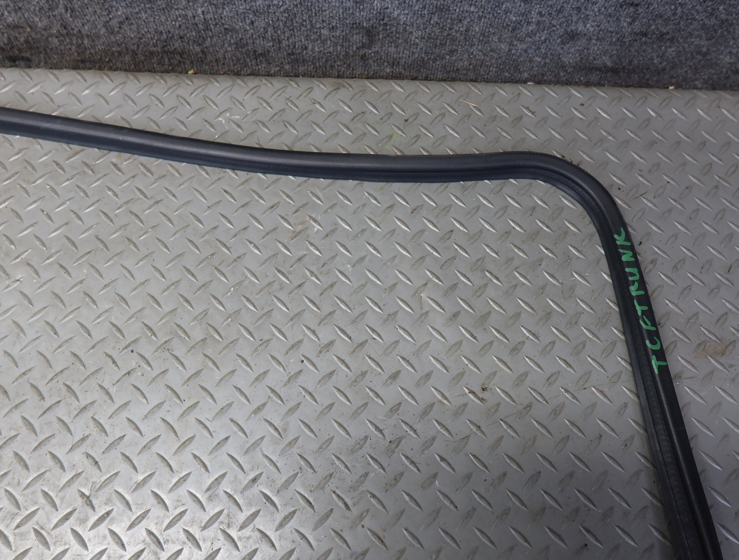 99-01 Toyota Crown JZS175 Rear Trunk Lid Weatherstrip Rubber Seal OEM