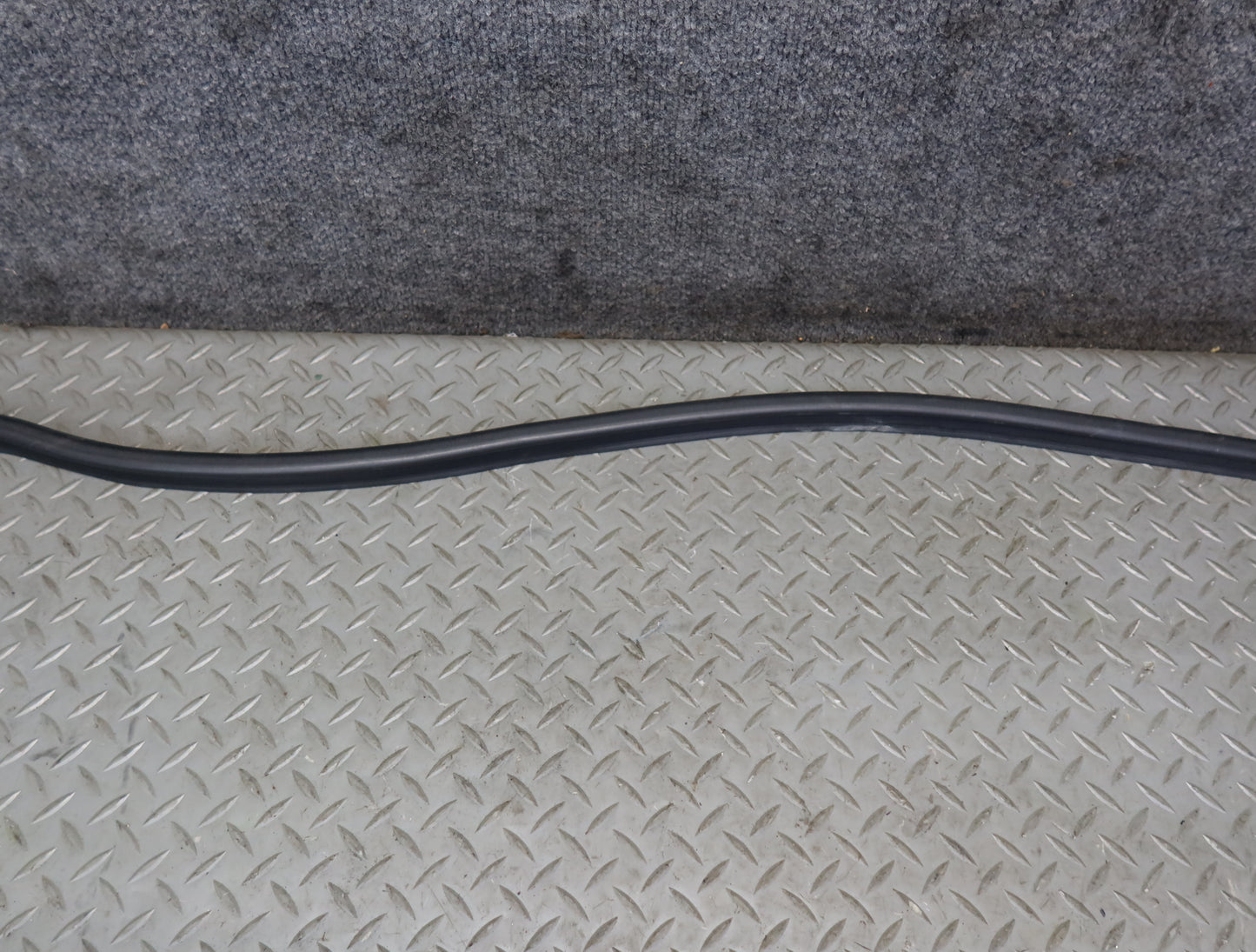 99-01 Toyota Crown JZS175 Rear Trunk Lid Weatherstrip Rubber Seal OEM