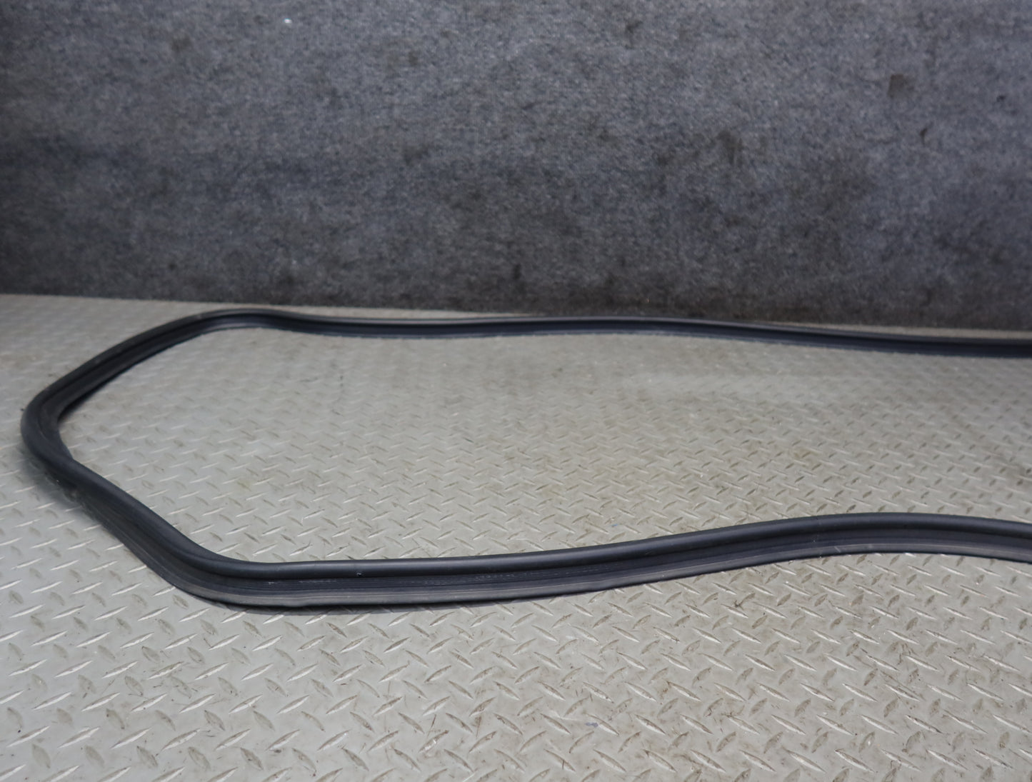 99-01 Toyota Crown JZS175 Rear Trunk Lid Weatherstrip Rubber Seal OEM