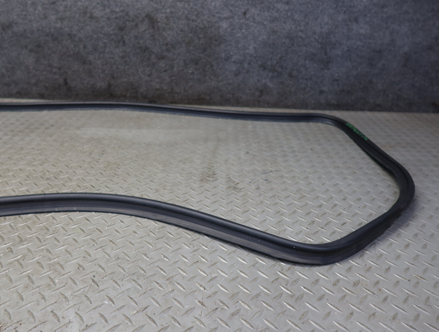 99-01 Toyota Crown JZS175 Rear Trunk Lid Weatherstrip Rubber Seal OEM