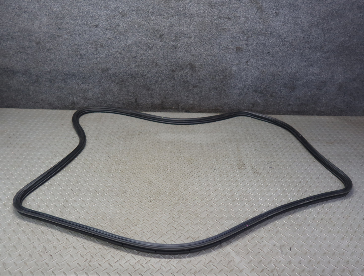 99-01 Toyota Crown JZS175 Rear Trunk Lid Weatherstrip Rubber Seal OEM