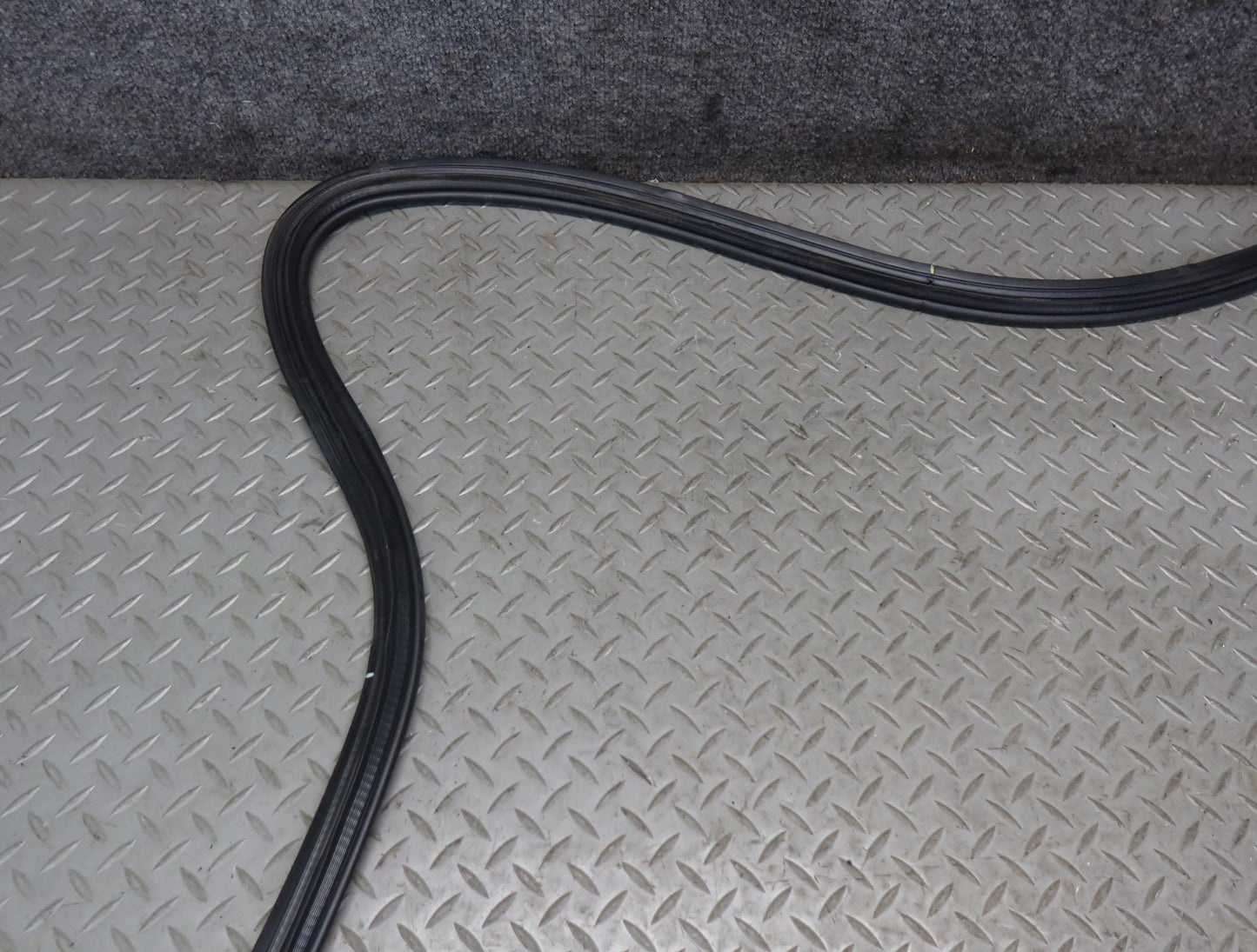 99-01 Toyota Crown JZS175 Rear Trunk Lid Weatherstrip Rubber Seal OEM