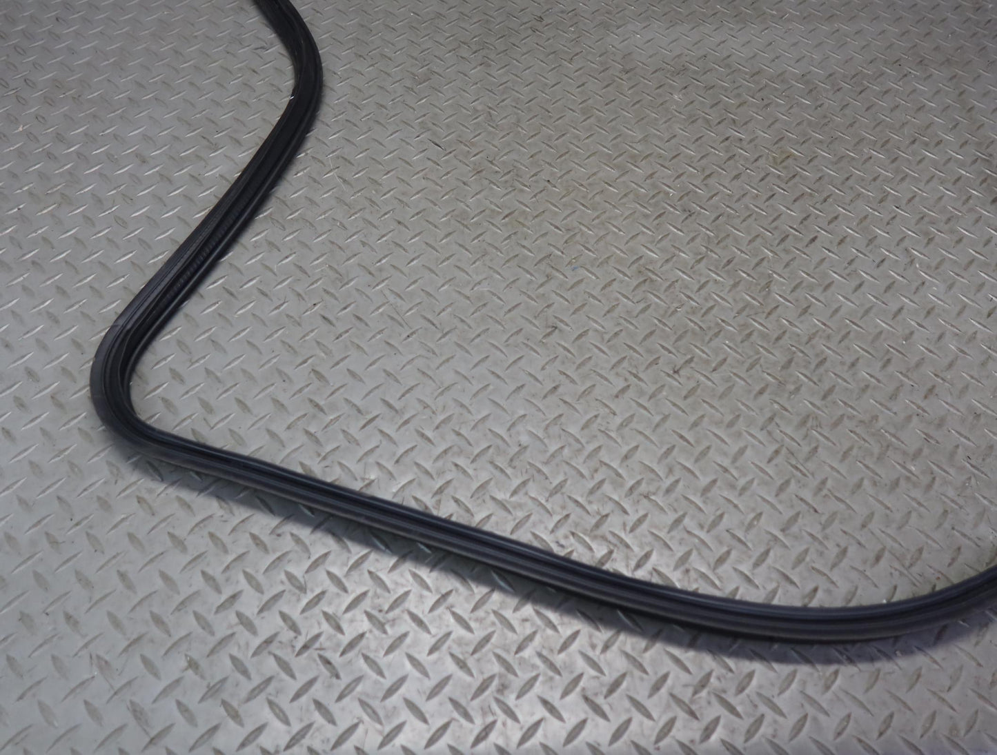 99-01 Toyota Crown JZS175 Rear Trunk Lid Weatherstrip Rubber Seal OEM